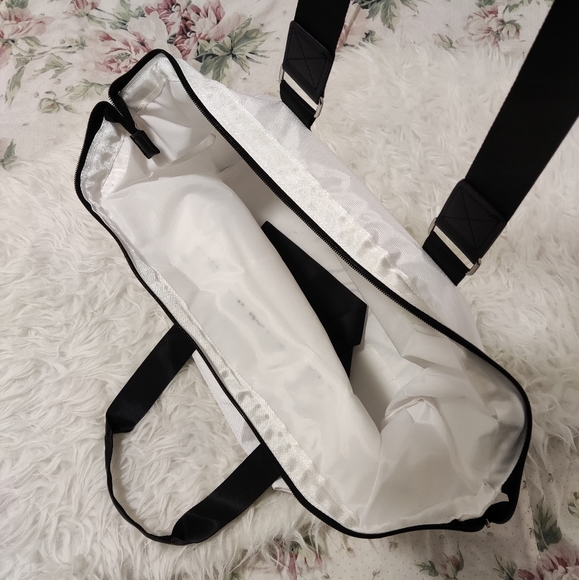 Guess gym duffle bag / weekender tote - Picture 6 of 7